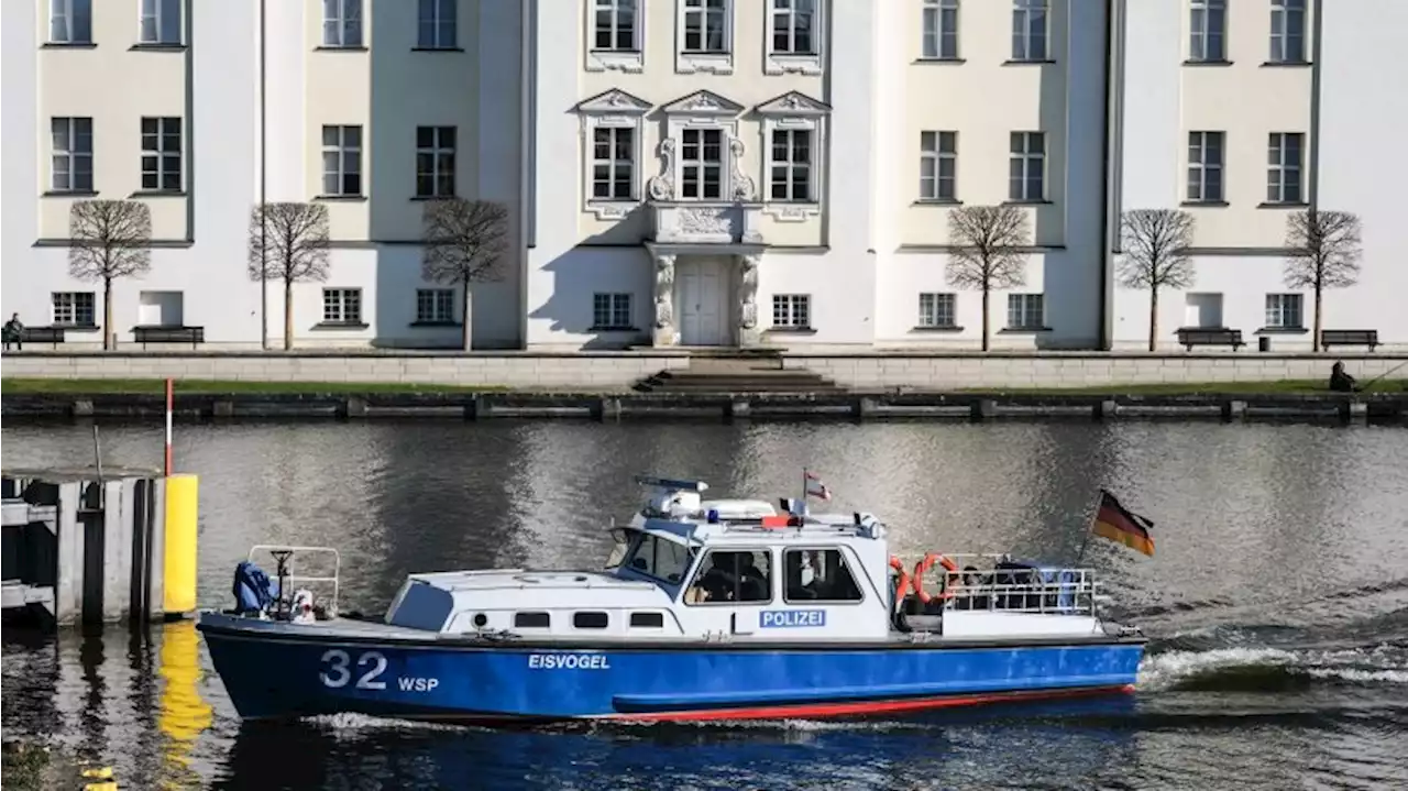 Trotz Strafe: Mann benennt Boot nach Wasserschutz-Polizistin