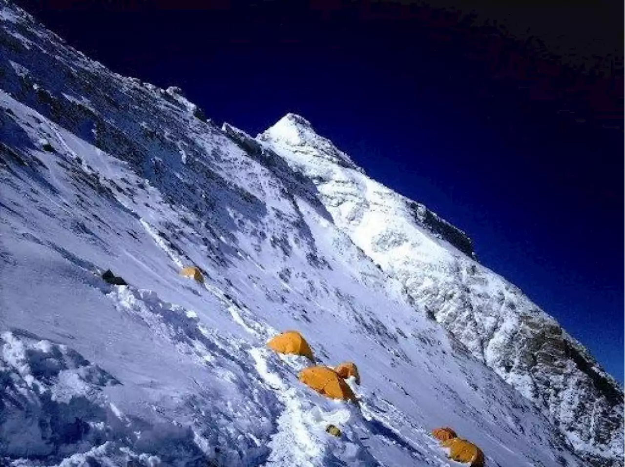 Pendaki Malaysia diselamatkan di kawasan beraltitud tinggi Everest | The Malaysian Insight