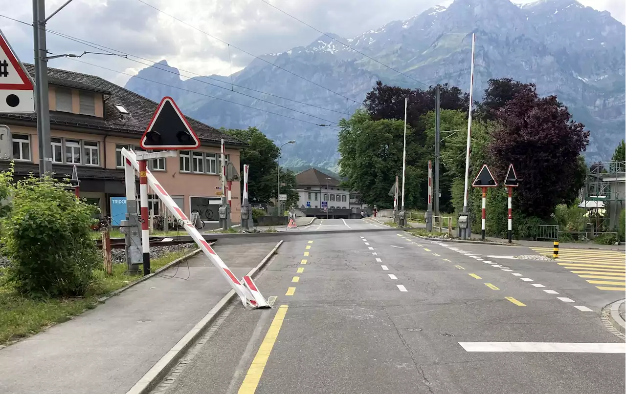 Ennenda GL: LKW beschädigt Bahnschranken