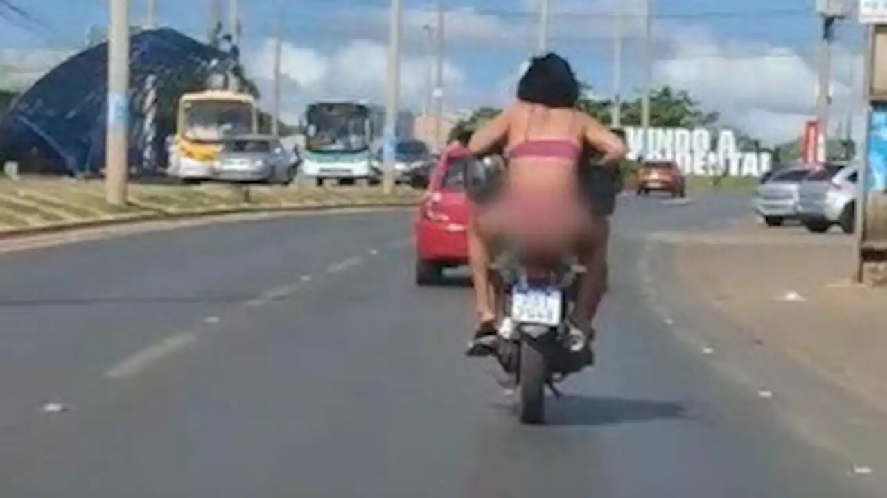 Mulher é flagrada usando apenas roupas íntimas em garupa de moto em Goiás; veja vídeo