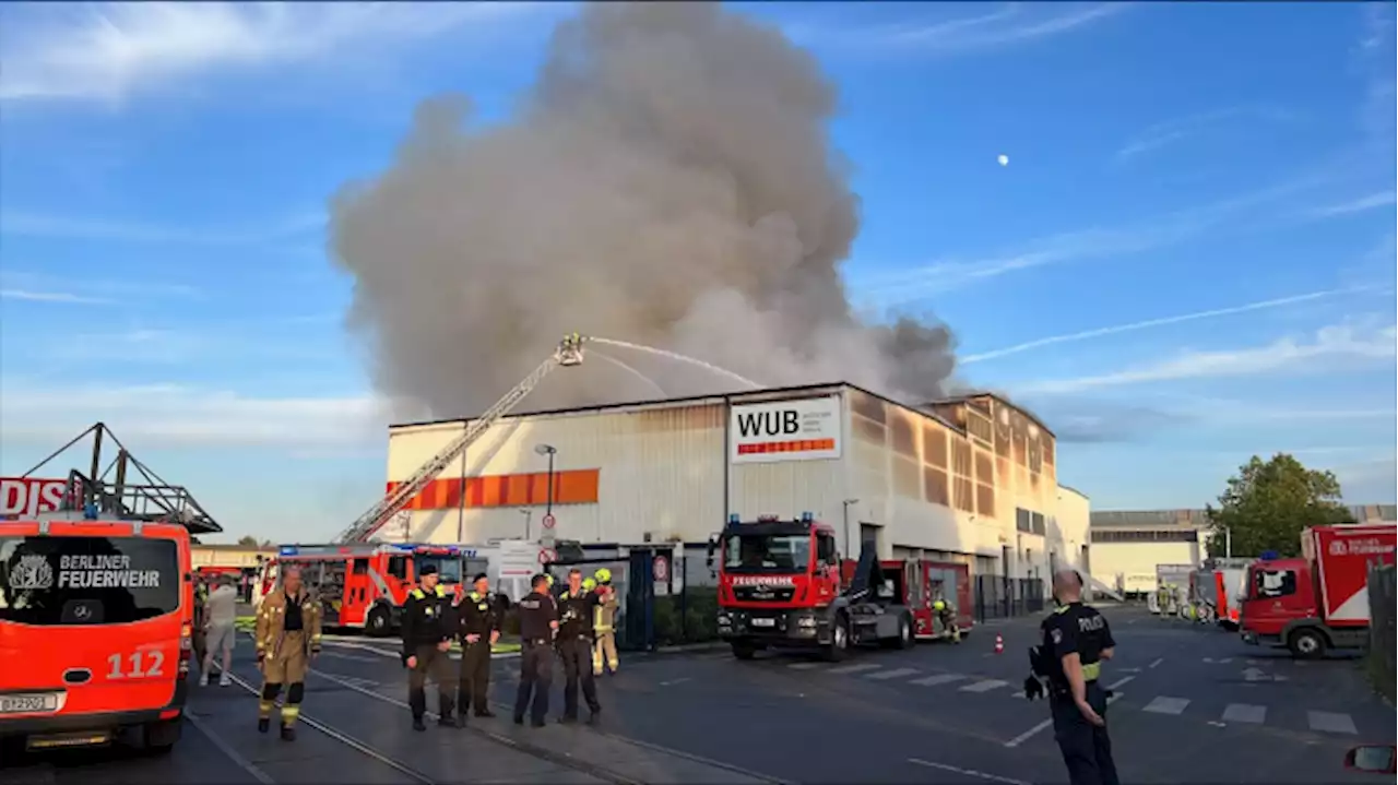 Löscharbeiten in Berlin-Neukölln dauern an