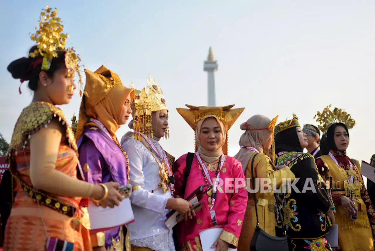 Ribuan Warga Kenakan Pakaian Adat Nusantra di Monas, Ada Apa? |Republika Online