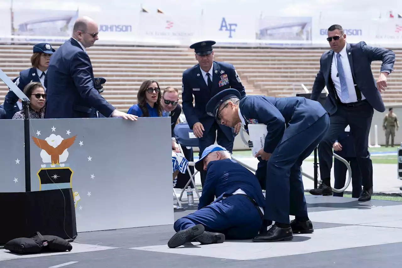 VIDÉO - Joe Biden chute lors d'une cérémonie militaire