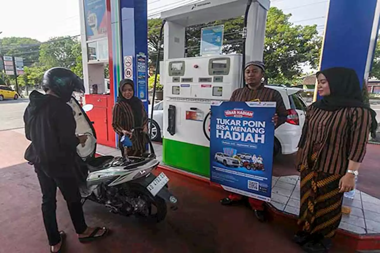 Berbaju Adat, Petugas SPBU Jombor Sukoharjo Semarakkan Hari Lahir Pancasila