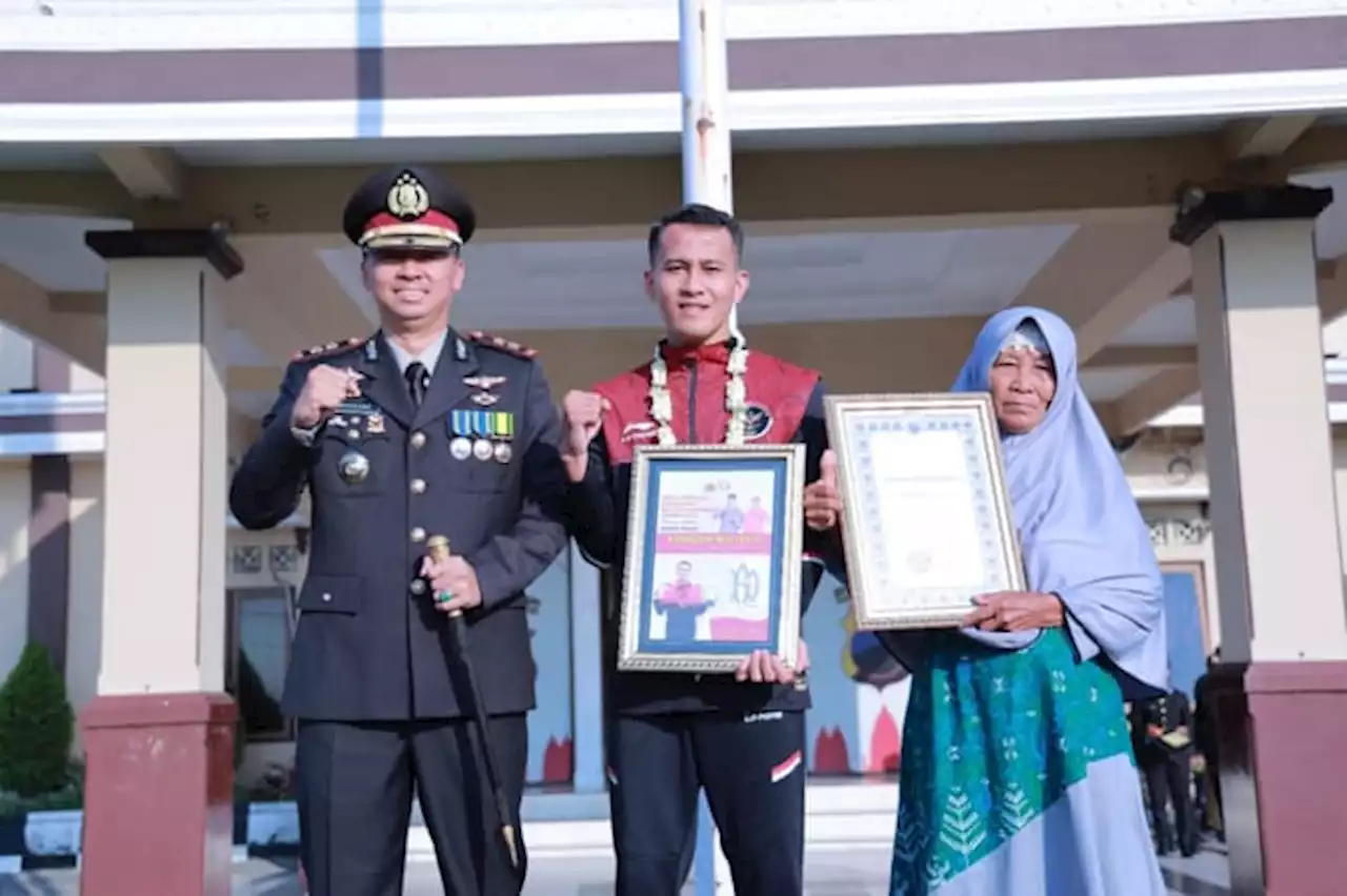 Ditemani Ibu, Pesilat Klaten Peraih Emas SEA Games Terima Penghargaan Polres