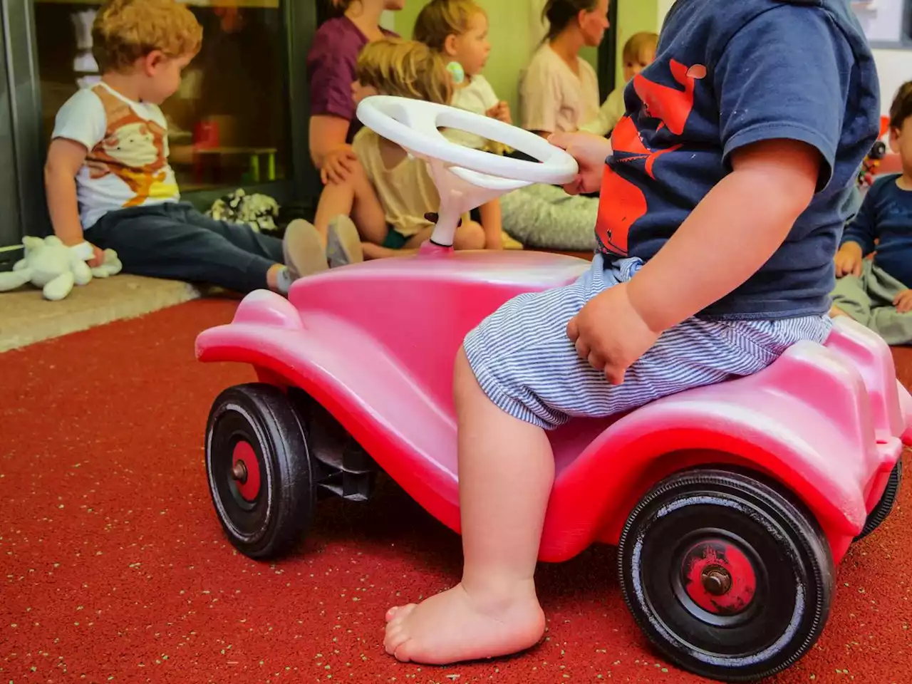 Places en crèche, fonds d’innovation… À quoi devrait ressembler le plan de Borne pour la garde d’enfants ?