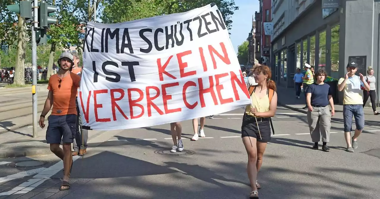 Demo in der Saarbrücker Innenstadt: „Letzte Generation“ demonstriert in Saarbrücken (mit Fotostrecke)