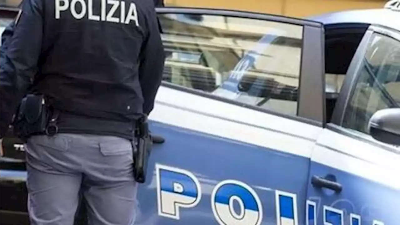 Roma, uccide poliziotta nell'androne di casa e si suicida