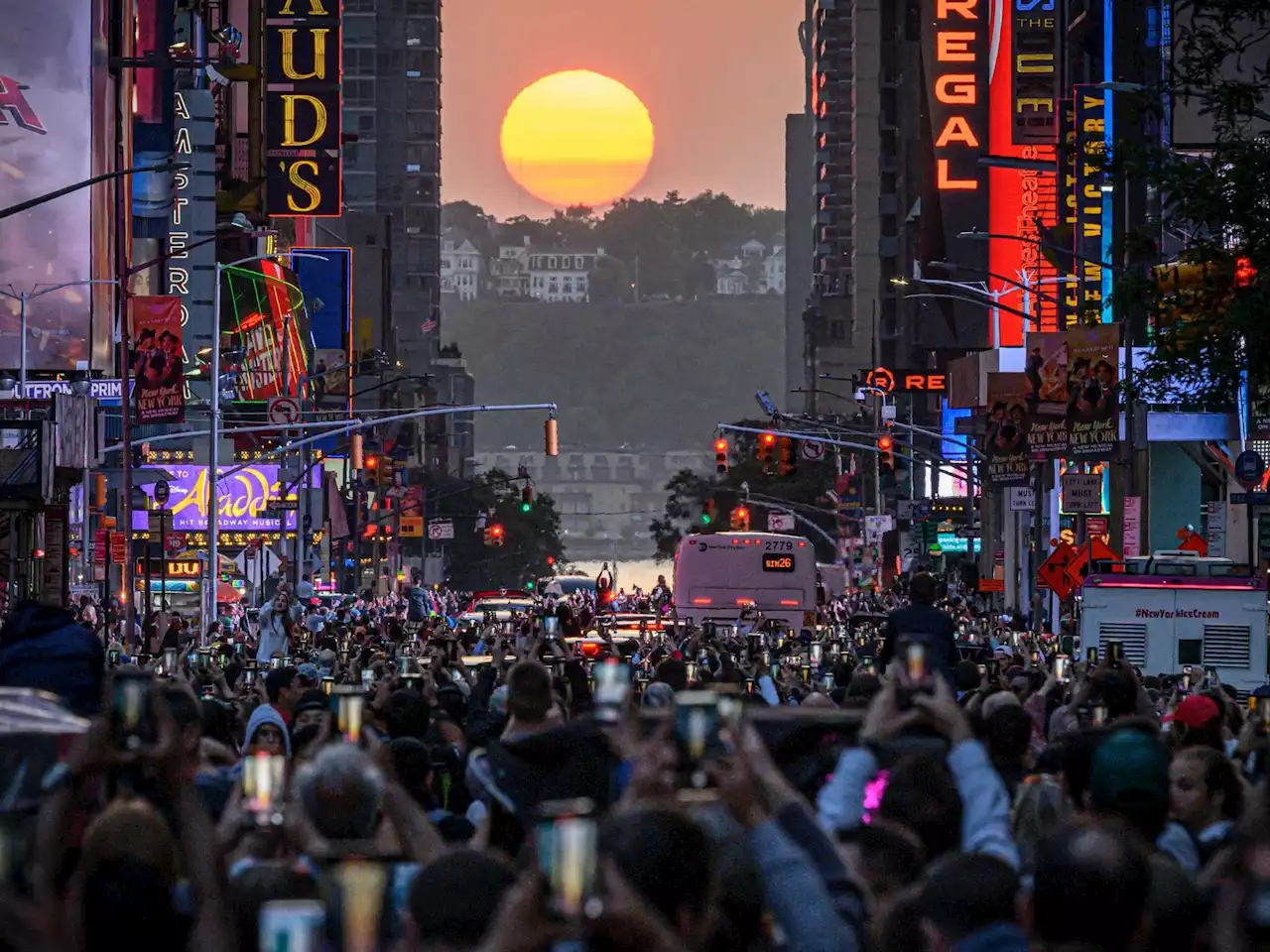 'Manhattanhenge' sunset wows New York City sky watchers