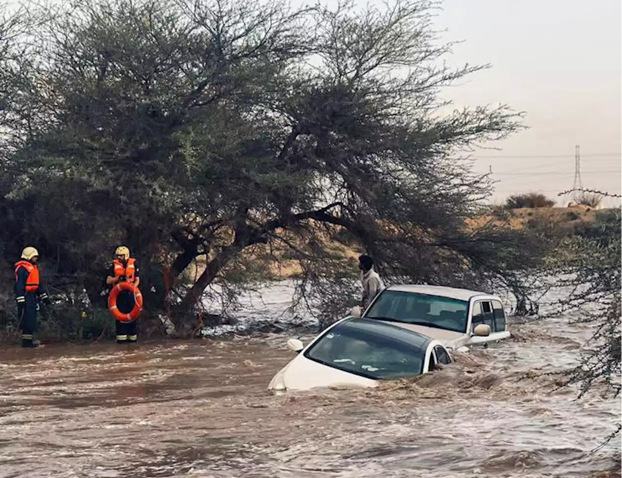 إنقاذ 3 أشخاص احتجزوا في سيل داخل مركبتين بالطائف - صحيفة تواصل الالكترونية