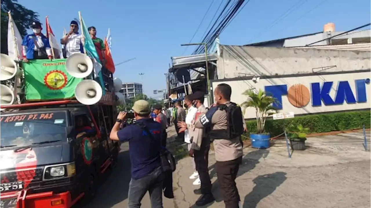 Demo Tolak PHK, Ratusan Pekerja Geruduk Kantor PT Tokai Dharma Indonesia