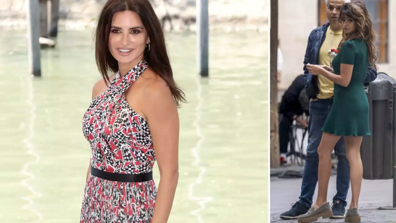 Penélope Cruz cambió sandalias clásicas por mocasines de plataforma con minivestido