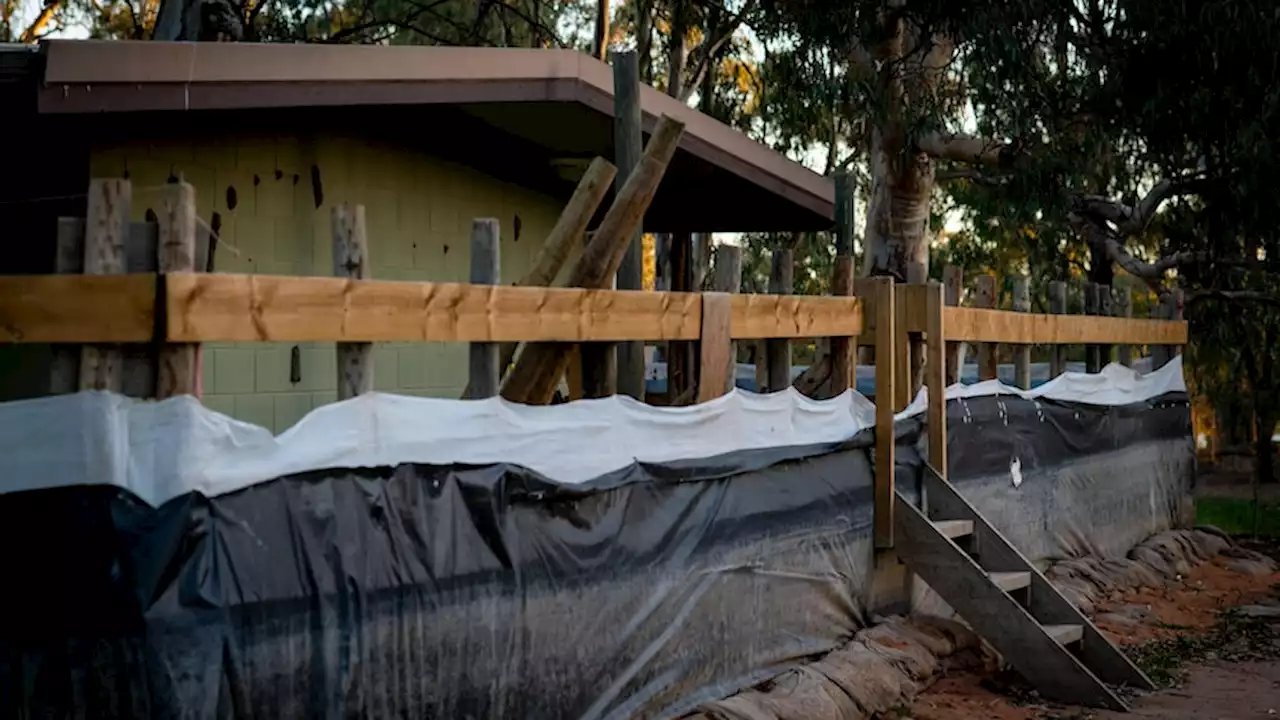 'It made me proud to be Australian': The fence that saved a family home from flood