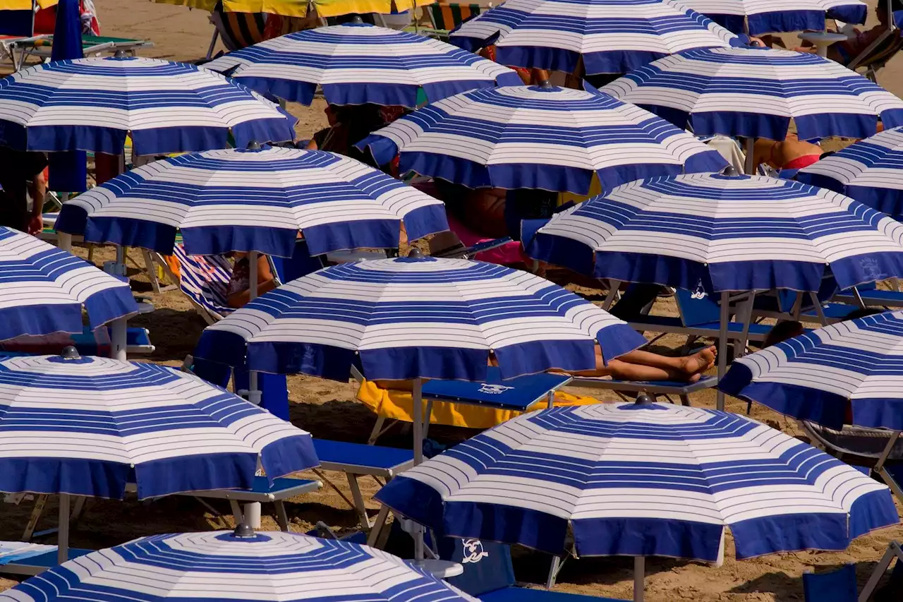 Estate, stangata sotto l'ombrellone: 'Prezzi in spiaggia alle stelle'