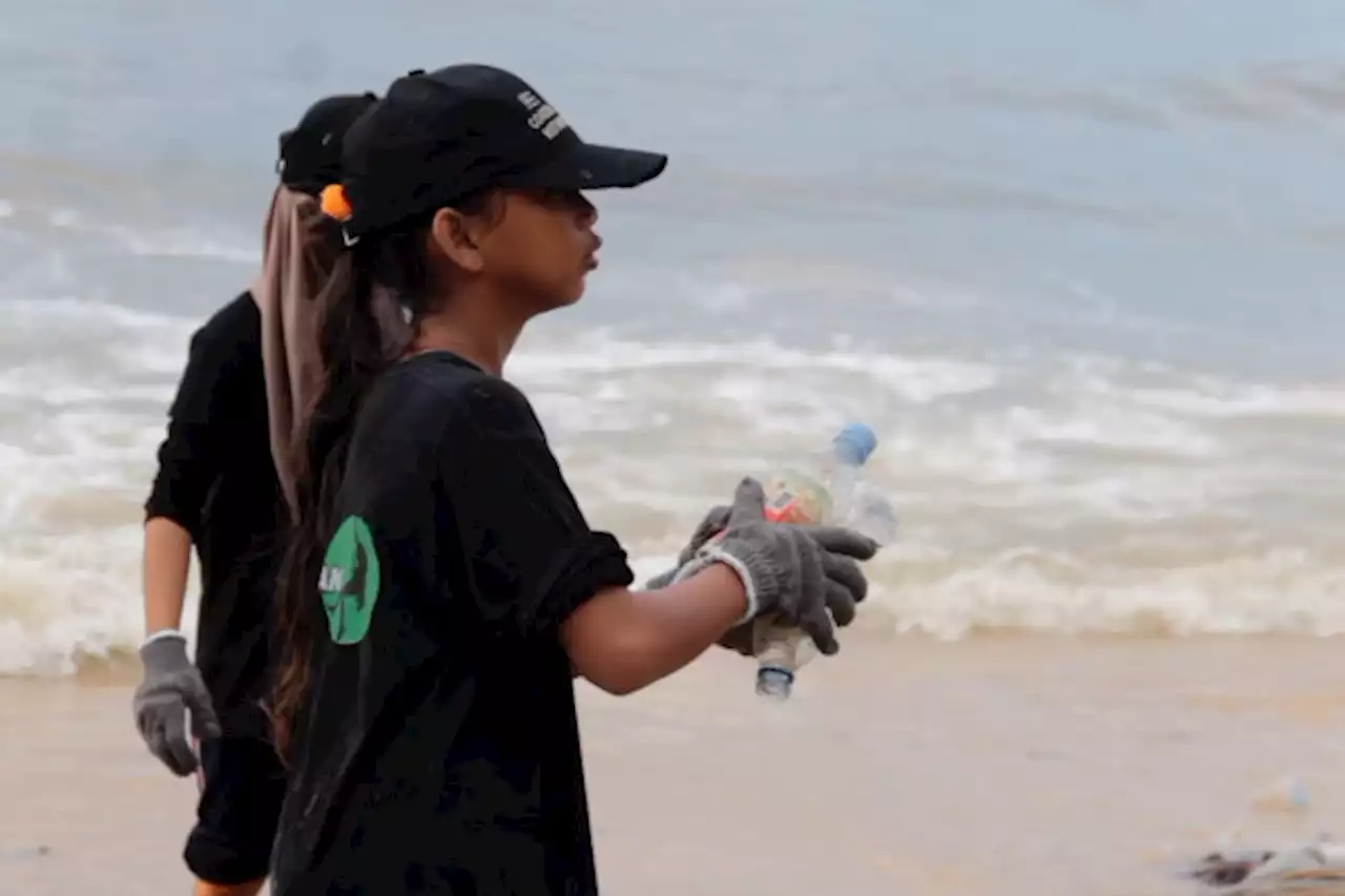 Bersih pantai serentak se-Indonesia untuk tangani sampah plastik laut - ANTARA News