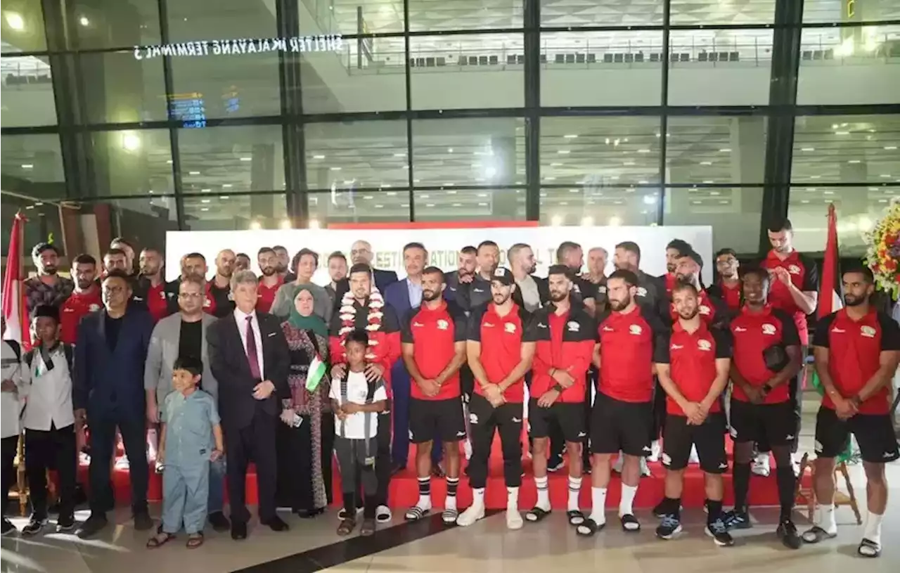 Timnas Palestina Tiba di Indonesia Disambut Hangat Ratusan Suporter