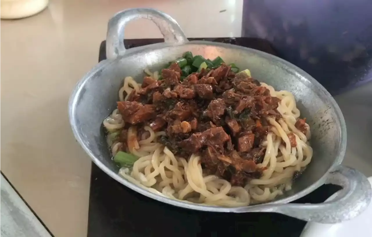 Unik, Menyantap Langsung Bakso dan Mie Ayam di Wajan