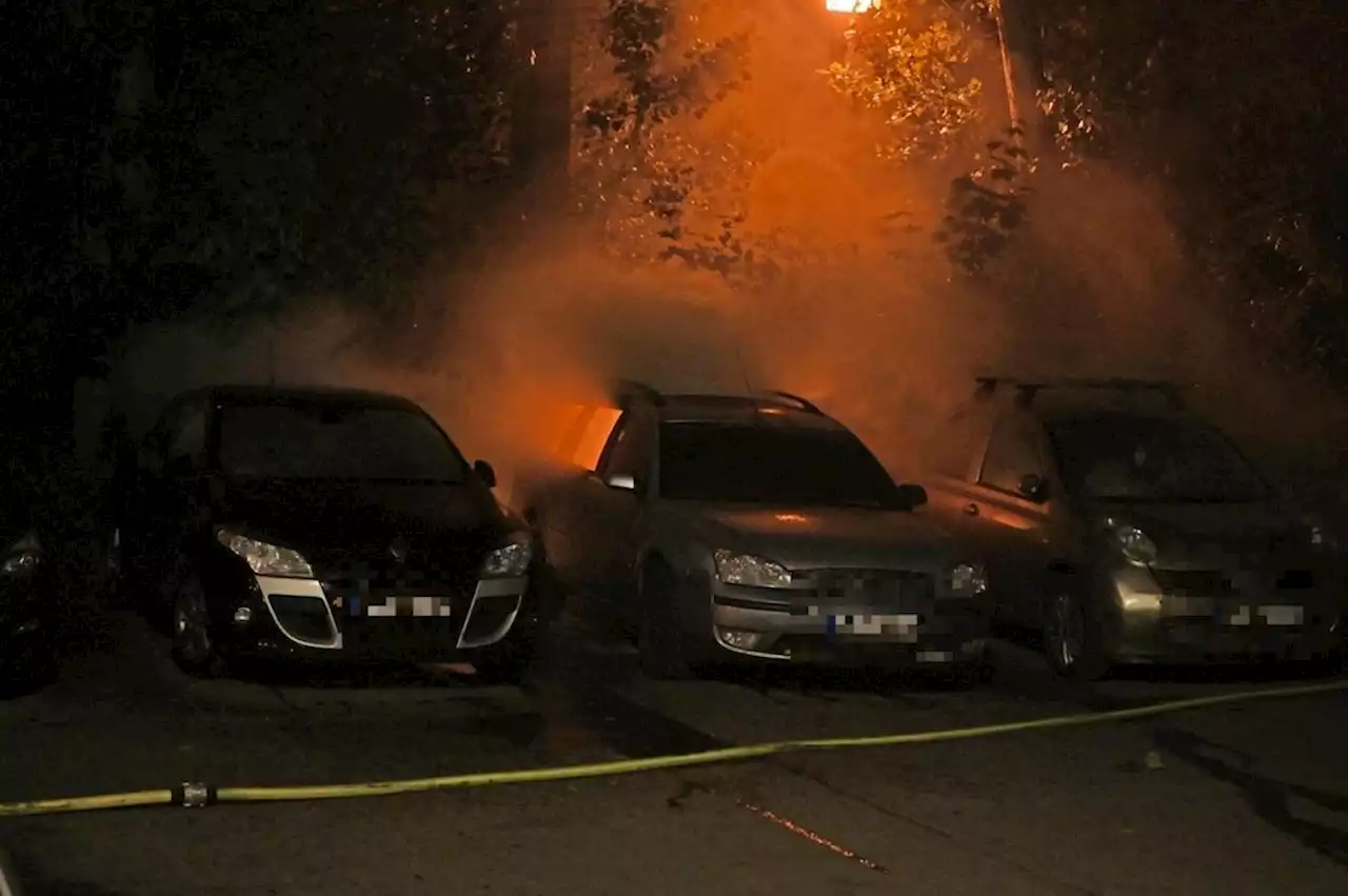 Lichtenberg: Feuerteufel zündet Auto auf von Polizei bewachten Parkplatz an