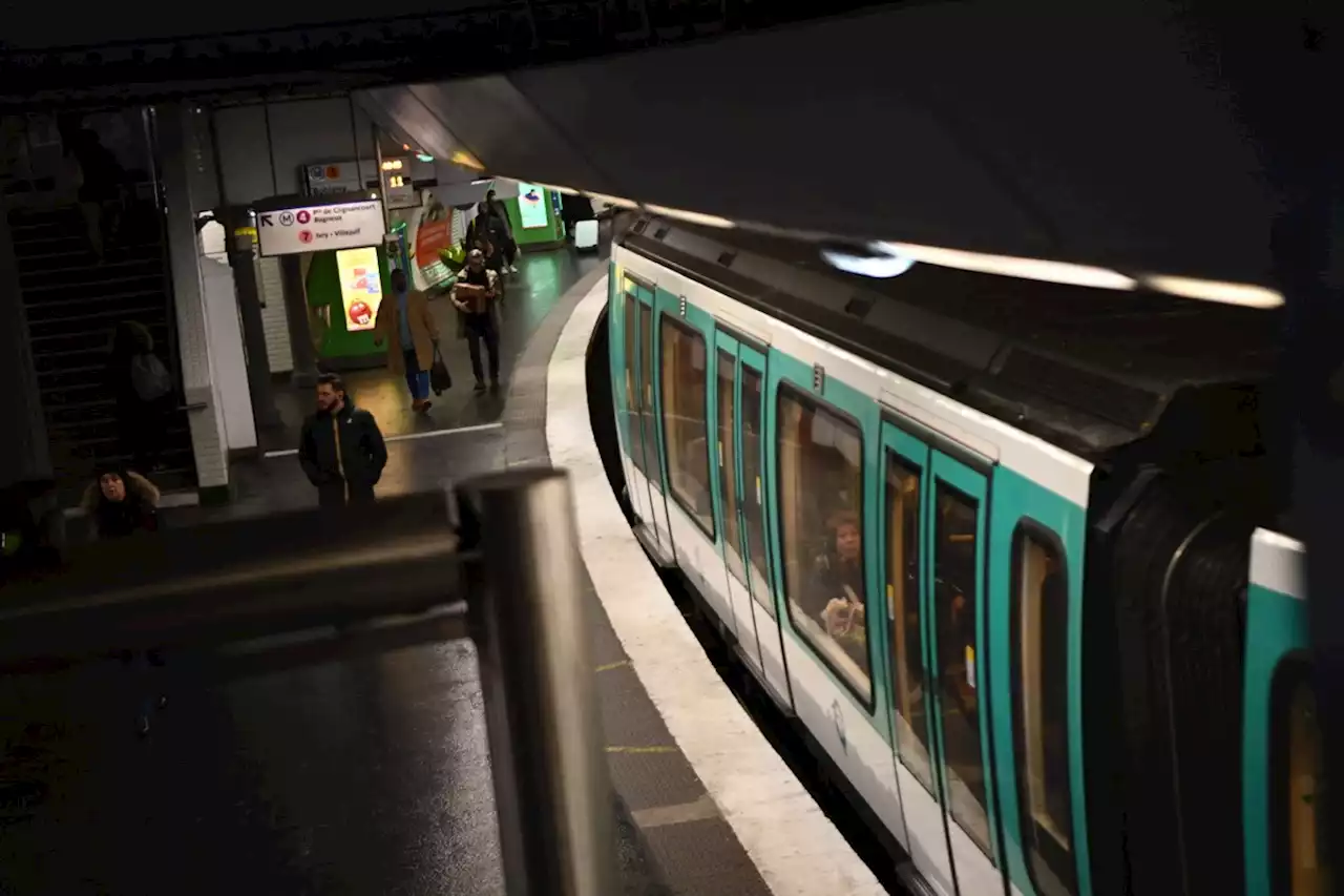 Paris : deux usagers du métro verbalisés avec des motos-cross en panne