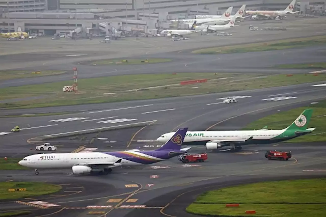 2 passenger airplanes collide at Tokyo airport