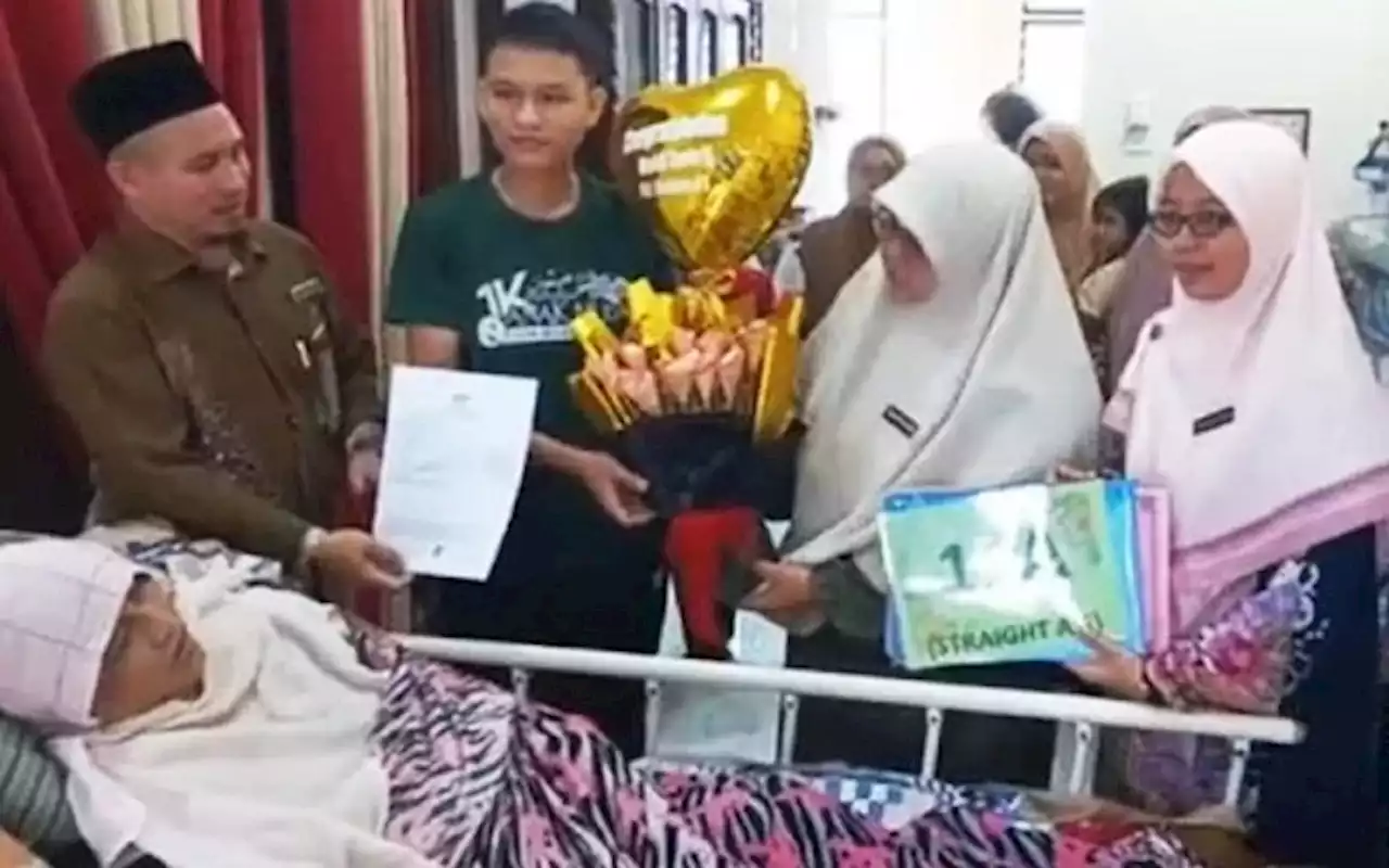 Kelantan boy scores 11As in SPM while caring for bedridden mum