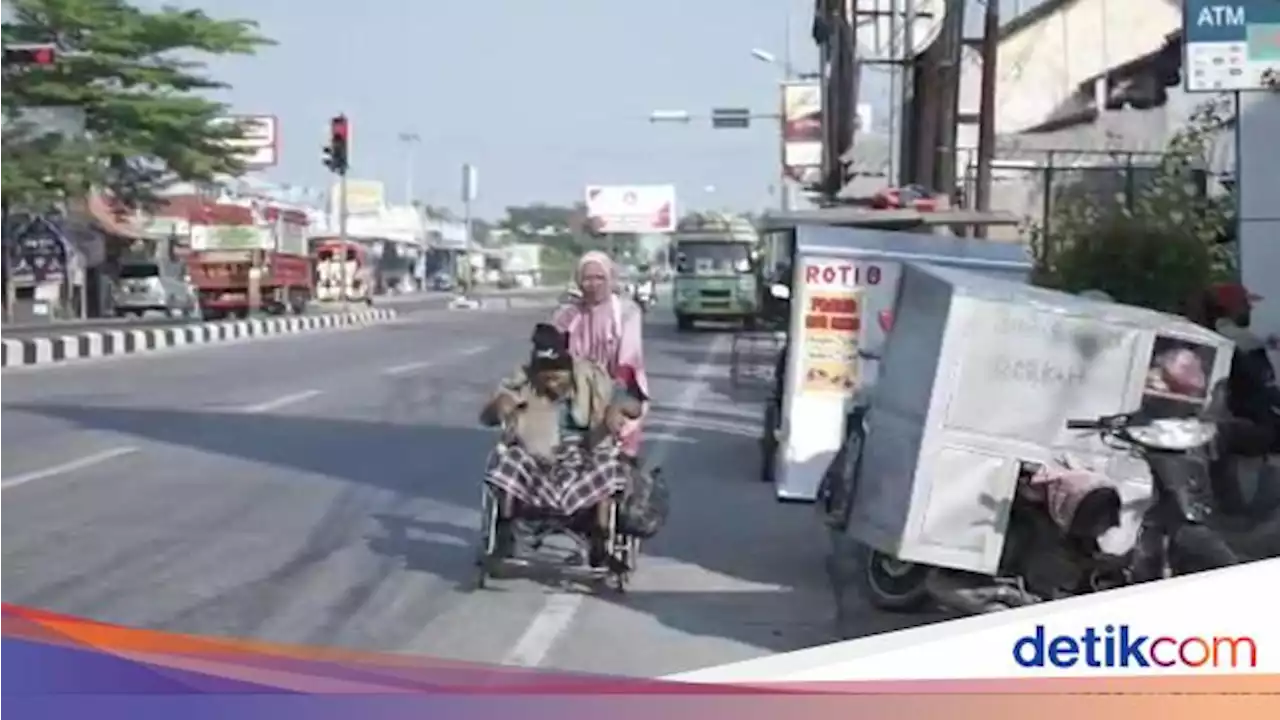 Bikin Trenyuh! Wanita Brebes Rutin Dorong Kursi Roda 10 Km Antar Suami ke RS