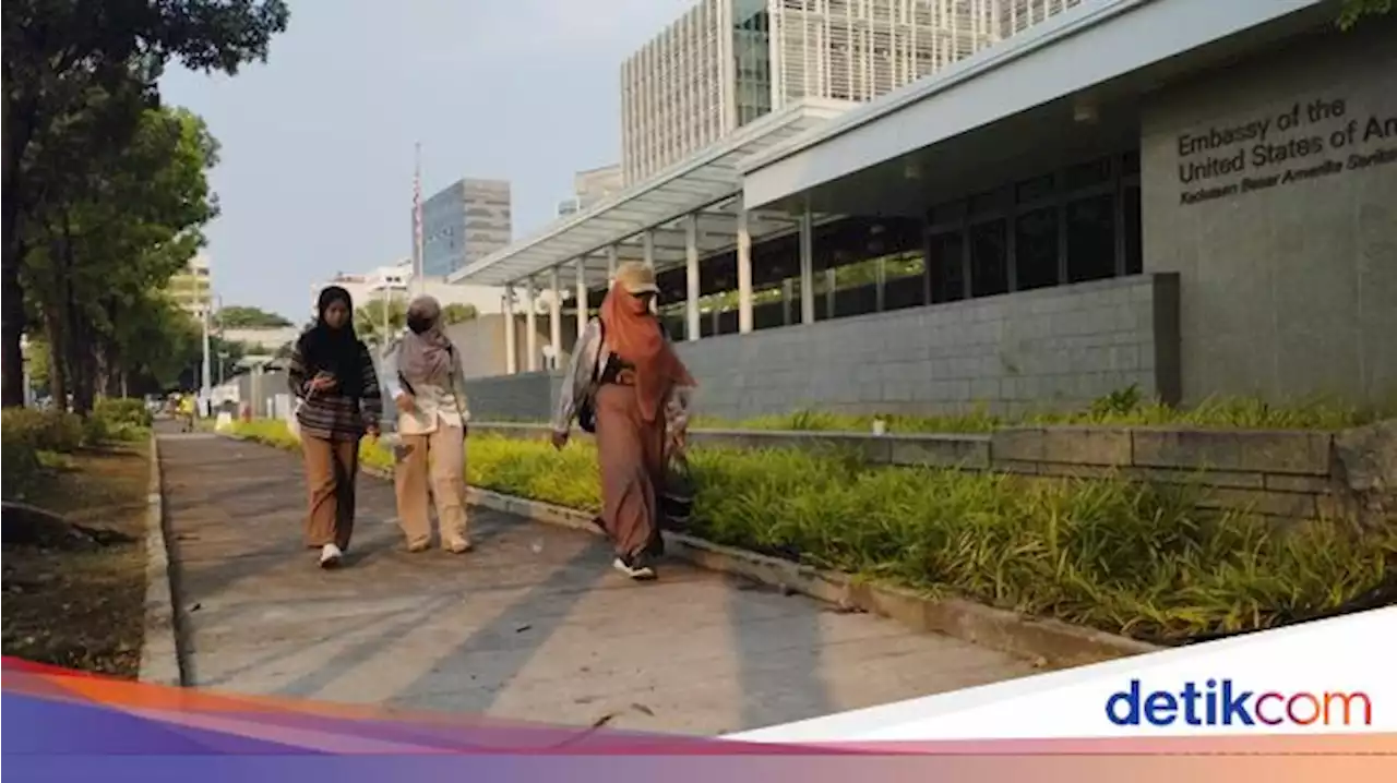 Senangnya Pejalan Kaki Menapaki Trotoar Depan Kedubes AS: Ini Hak Kita!