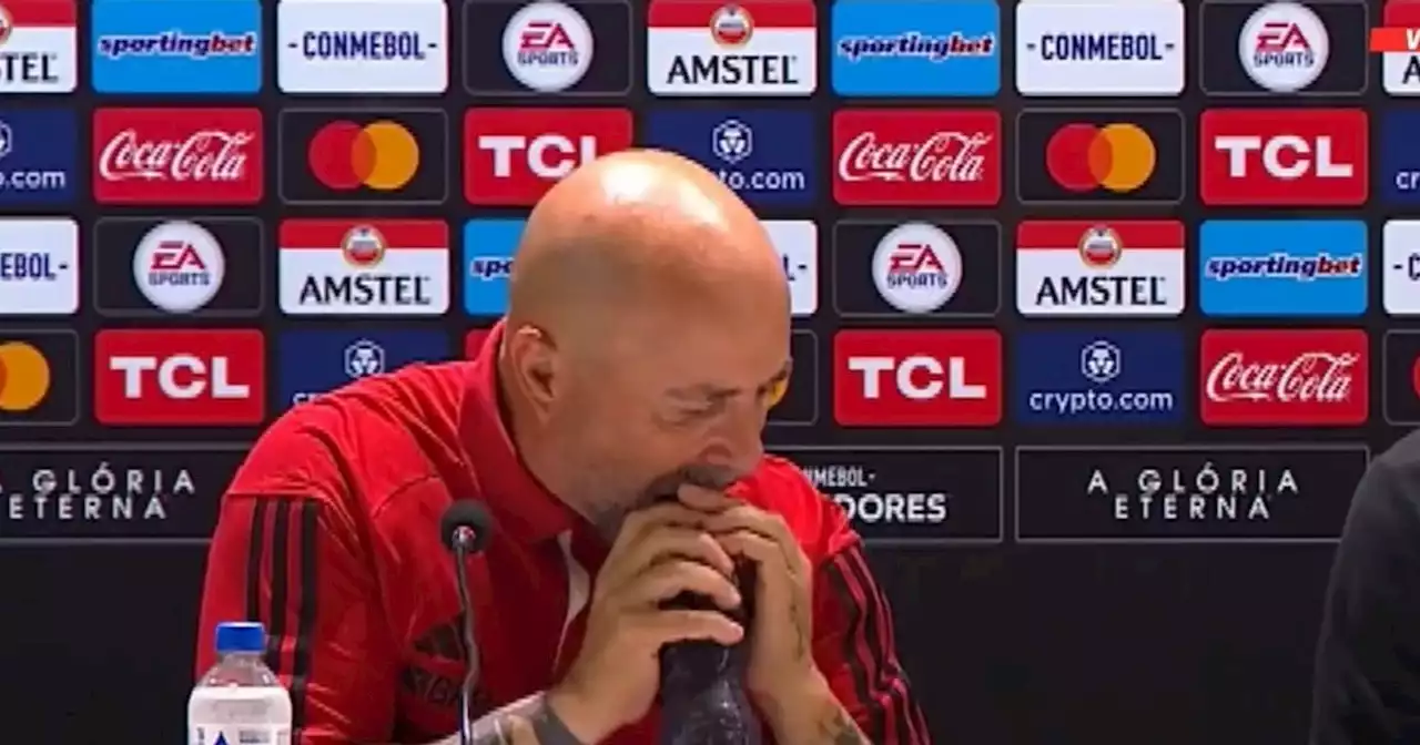 Video viral: Jorge Sampaoli vs. ¡una botella!