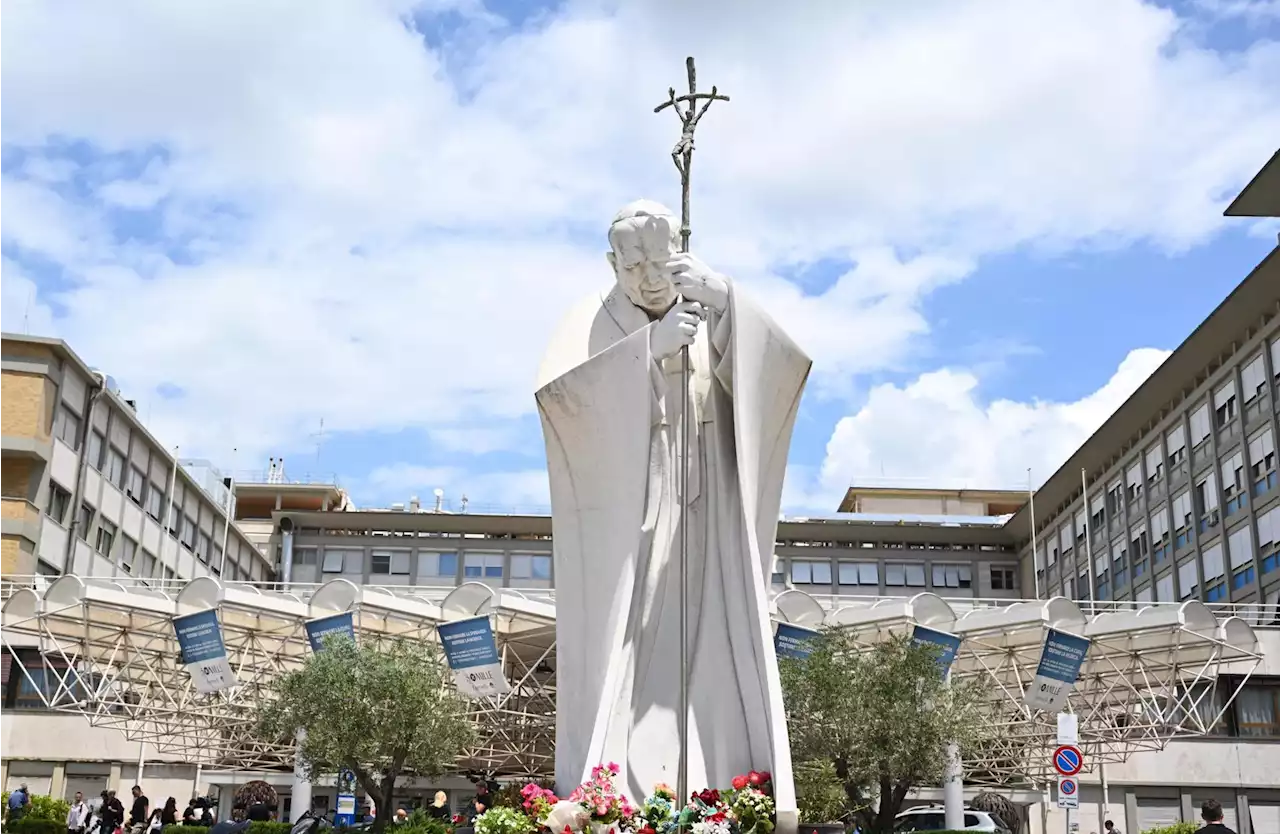 El papa no celebrará el ángelus y estará hospitalizado toda la semana