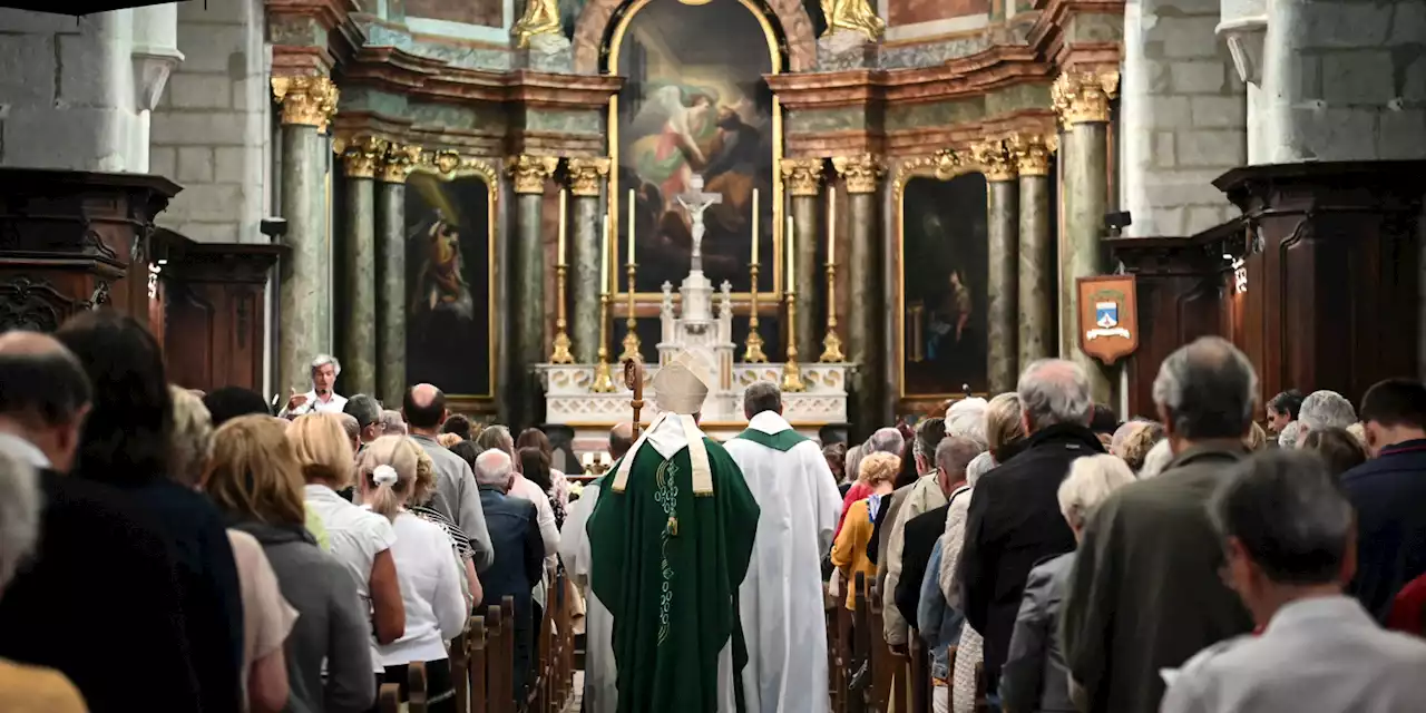 Attaque au couteau à Annecy : à la cathédrale Saint-Pierre, les fidèles rendent hommage aux victimes