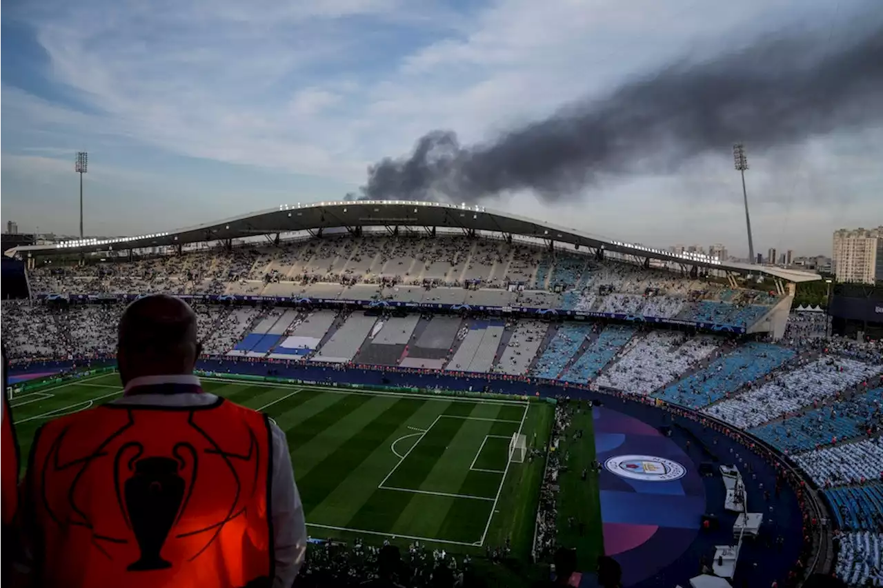 Champions League: Feuer in Istanbul: Rauch zieht über Final-Stadion