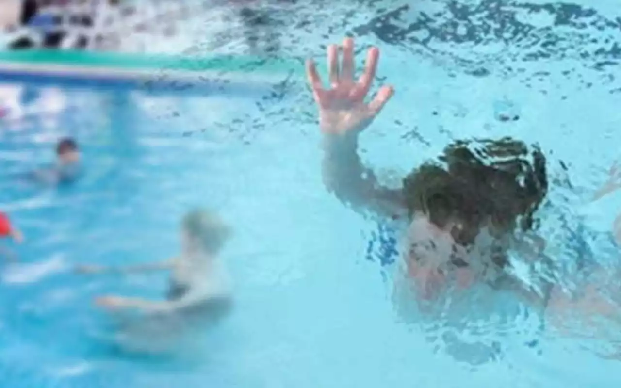 Little girl drowns in water theme park pool