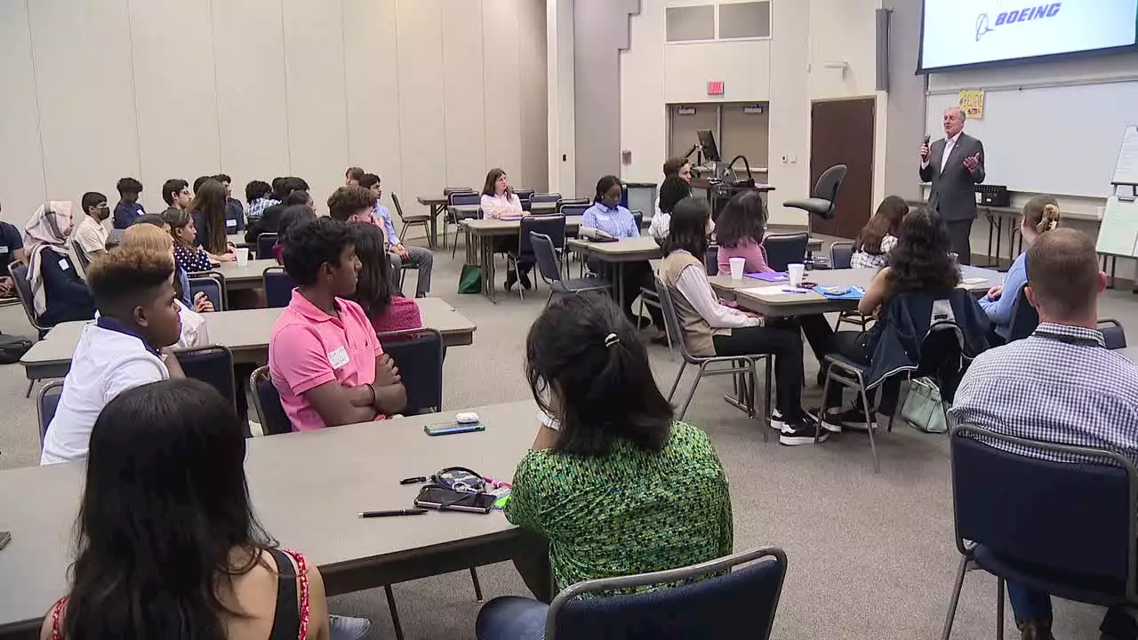 Plano mayor welcomes group of promising young summer interns