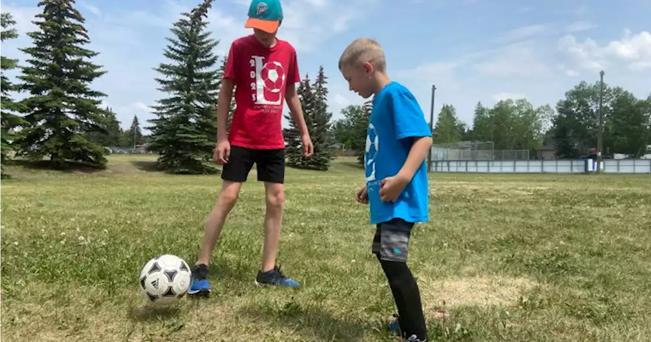 Refugee kids shine on Calgary soccer pitch thanks to community association | Globalnews.ca