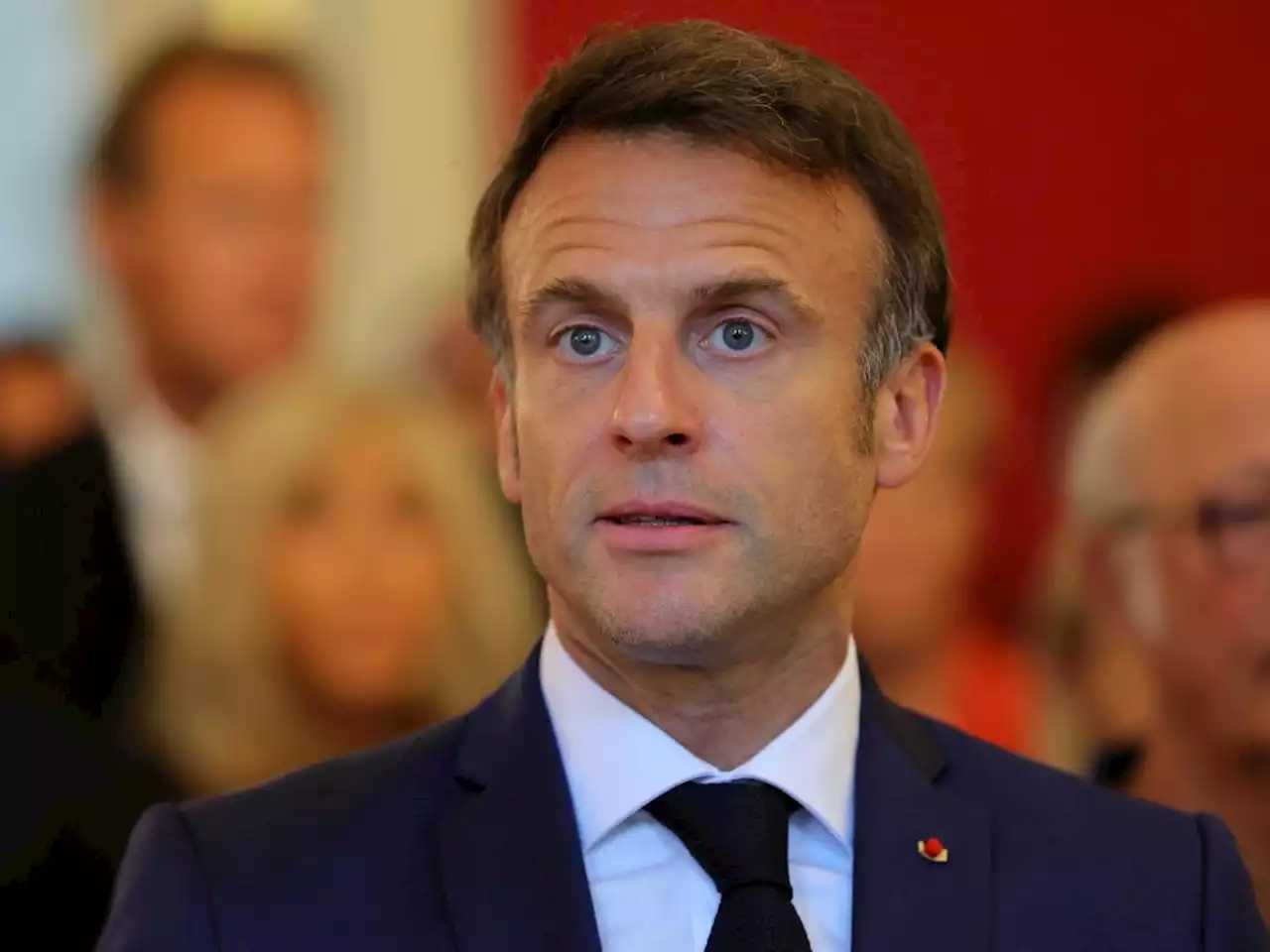 Francia, bufera sull'asilo. E Macron tenta la carta della passerella emotiva