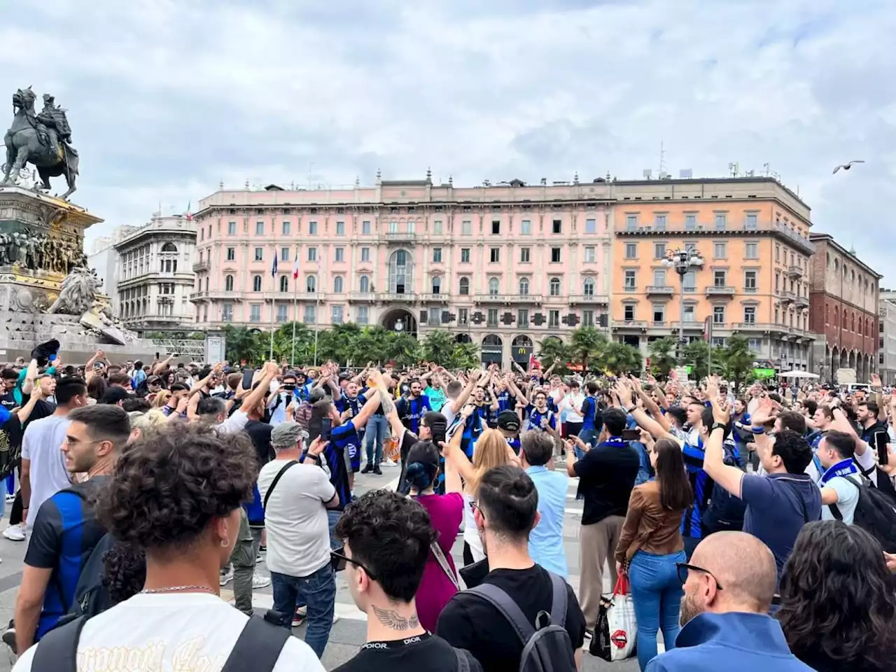 La trepidante attesa del popolo interista per le vie di Milano