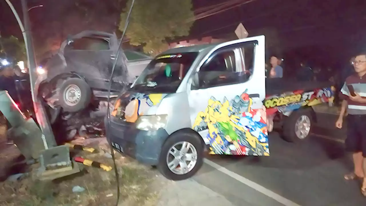 Dua Mobil Grand Max Adu Banteng di Gunungkidul, Belasan Penumpang Dilarikan ke RS