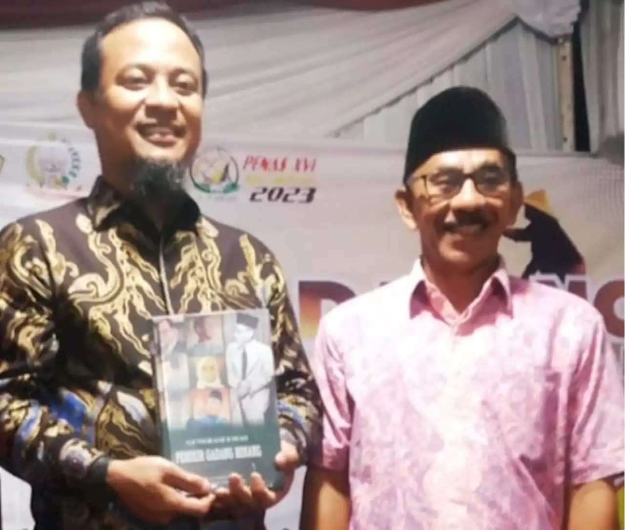 Penas Tani di Padang, Gubernur Sulsel dapat Suvenir Buku dari Warga Minang