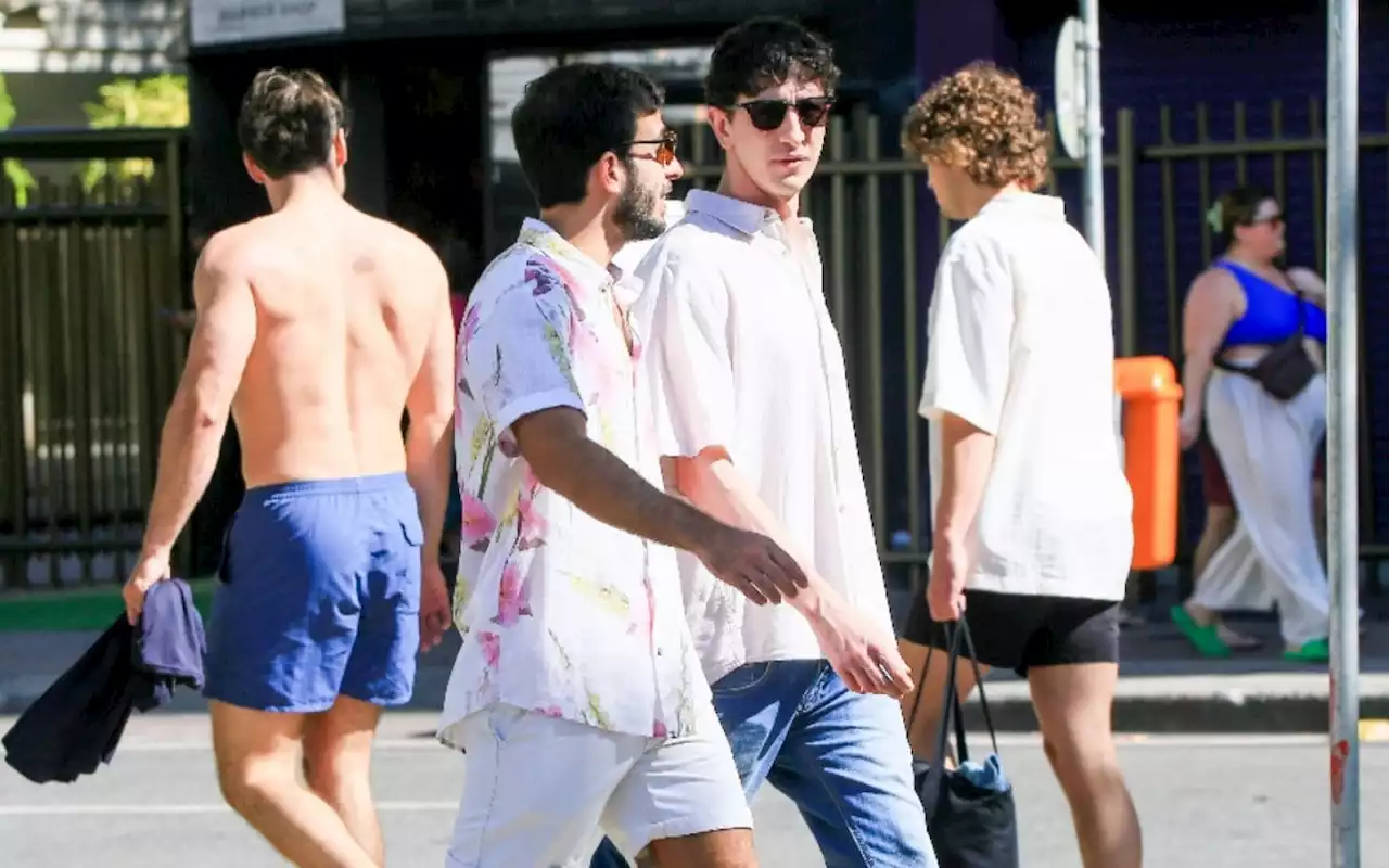 Johnny Massaro curte passeio ao lado do namorado em Ipanema | Celebridades | O Dia