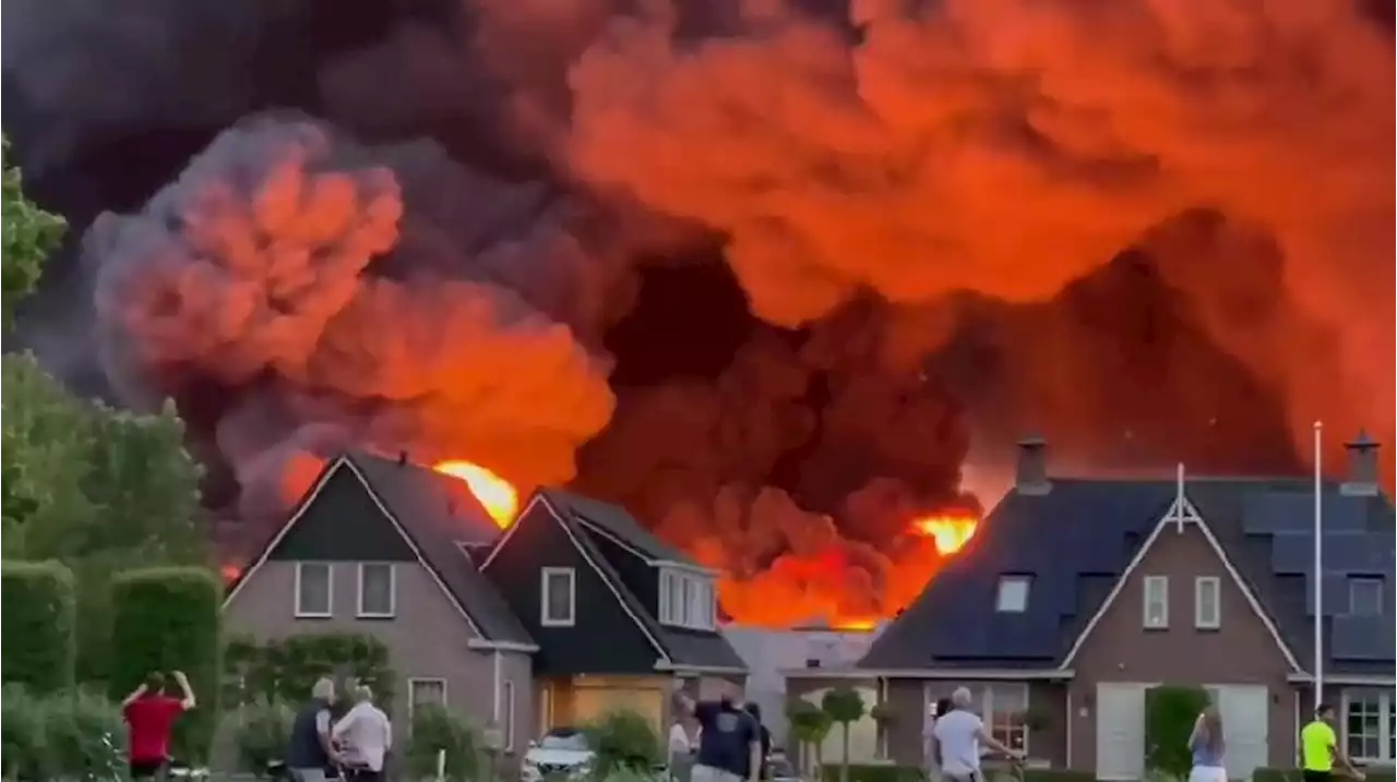 Incêndio de grande proporção atinge vários edifícios em Ter Aar, na Holanda; vídeo