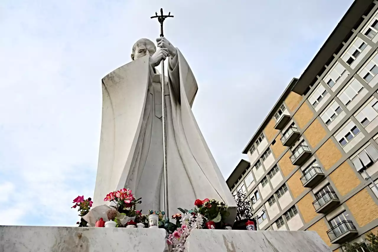 Papa se recupera bem, mas não rezará o Angelus em público no domingo