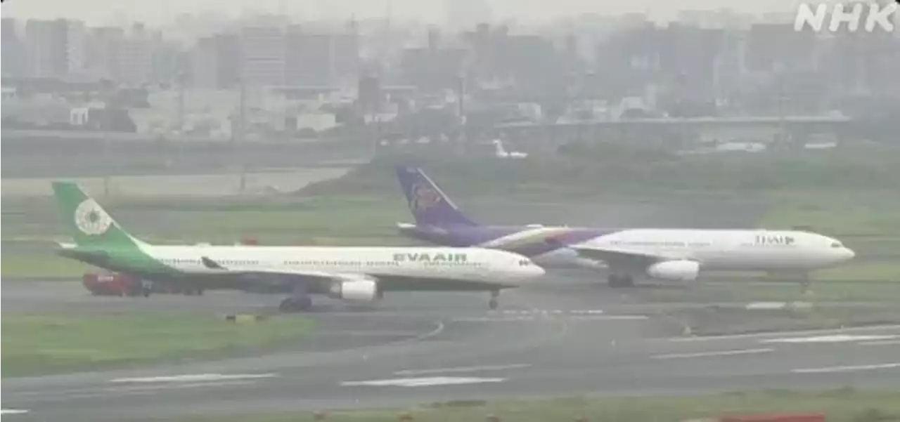 Pista do aeroporto de Tóquio é fechada após colisão entre dois aviões; vídeo