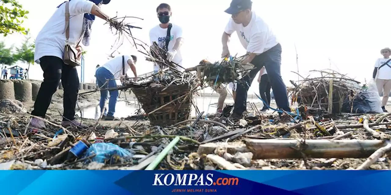 Pelindo dan DLH Semarang Kumpulkan 1,7 Ton Sampah di Pantai Tirang