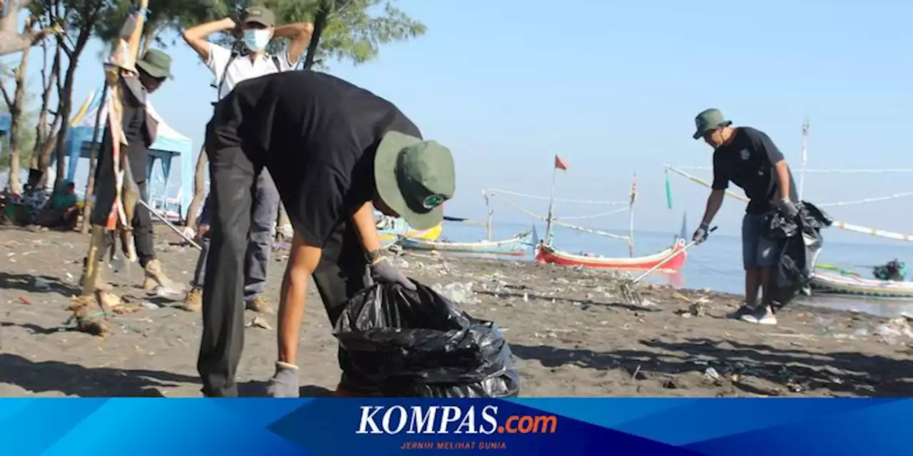 Risih Lihat Pantai Grinting Kumuh, Warga di Probolinggo Kompak Pungut Sampah