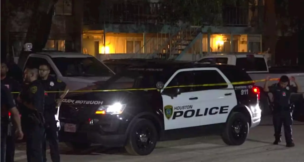 2 injured after apartment resident involved in shootout with 2 other men in west Houston