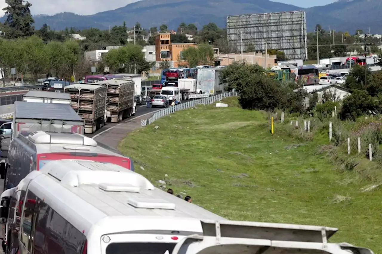 Bloquean autopista México-Puebla por detención de presuntos linchadores