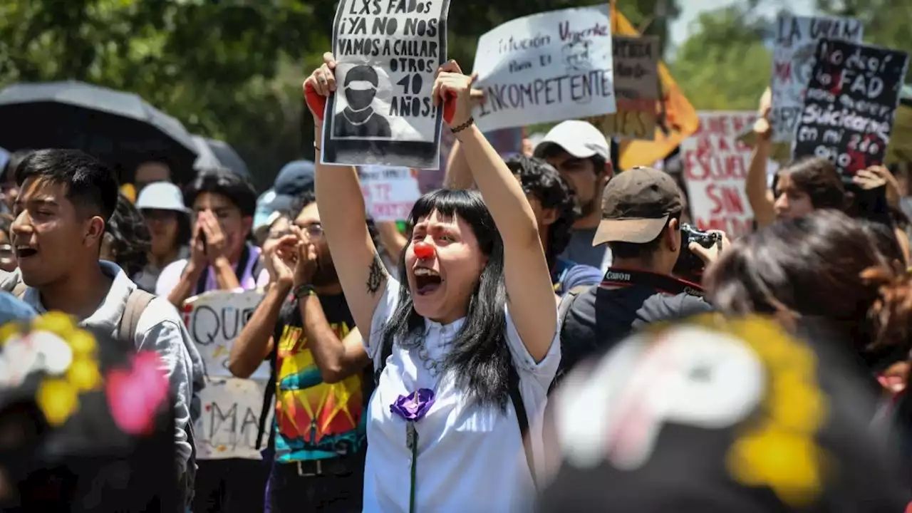 Estudiantes de la FAD denuncian acoso y marchan a rectoría; exigen destitución de directivos