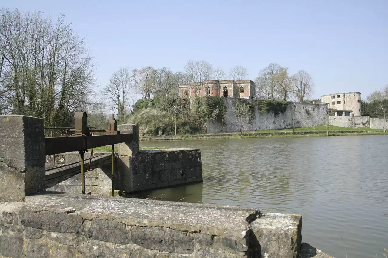 A 1h30 de Lille, avec son lac et son château, ce village belge à découvrir absolument