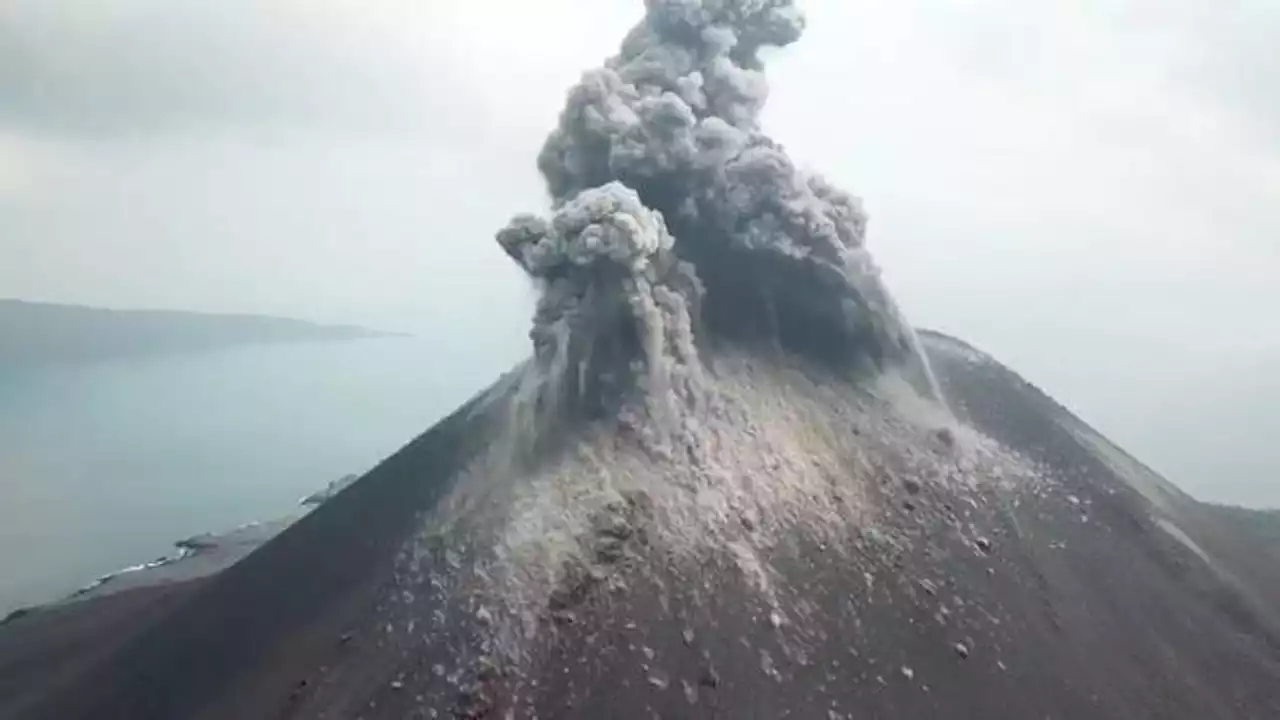 Tiga Kali Meletus, Gunung Anak Krakatau Semburkan Abu Vulkanik Mencapai 3.000 Meter