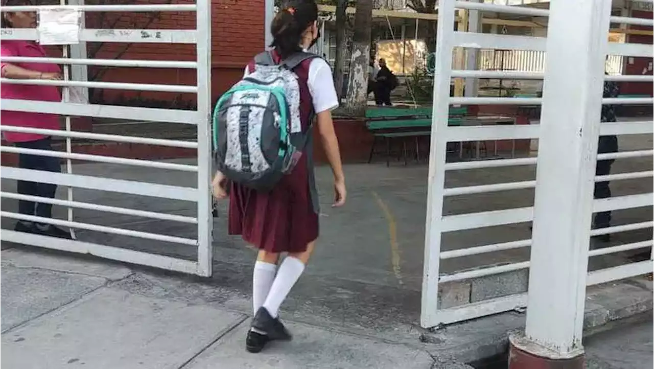 Revisan mochilas en secundaria donde ocurrió pelee en Monterrey